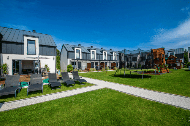 DĘBKI PLAZA Domki i Apartamenty