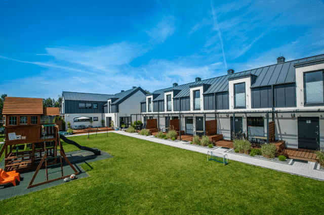 DĘBKI PLAZA Domki i Apartamenty