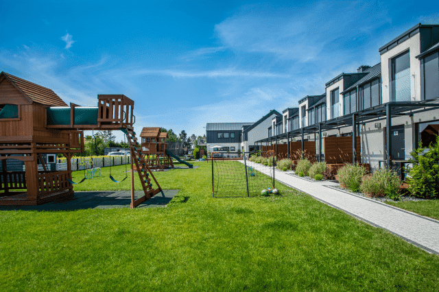 DĘBKI PLAZA Domki i Apartamenty