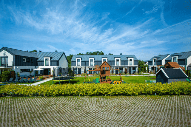 DĘBKI PLAZA Domki i Apartamenty