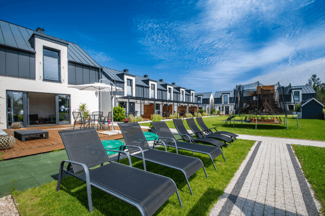 DĘBKI PLAZA Domki i Apartamenty