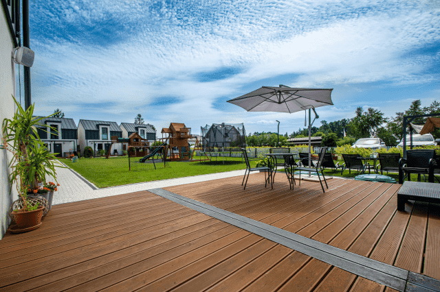 DĘBKI PLAZA Domki i Apartamenty