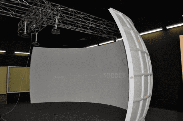 ScreenSim.Net. Jerzy Gil, systemy symulacji, kontroler obrazu, ekrany sferyczne, projektory